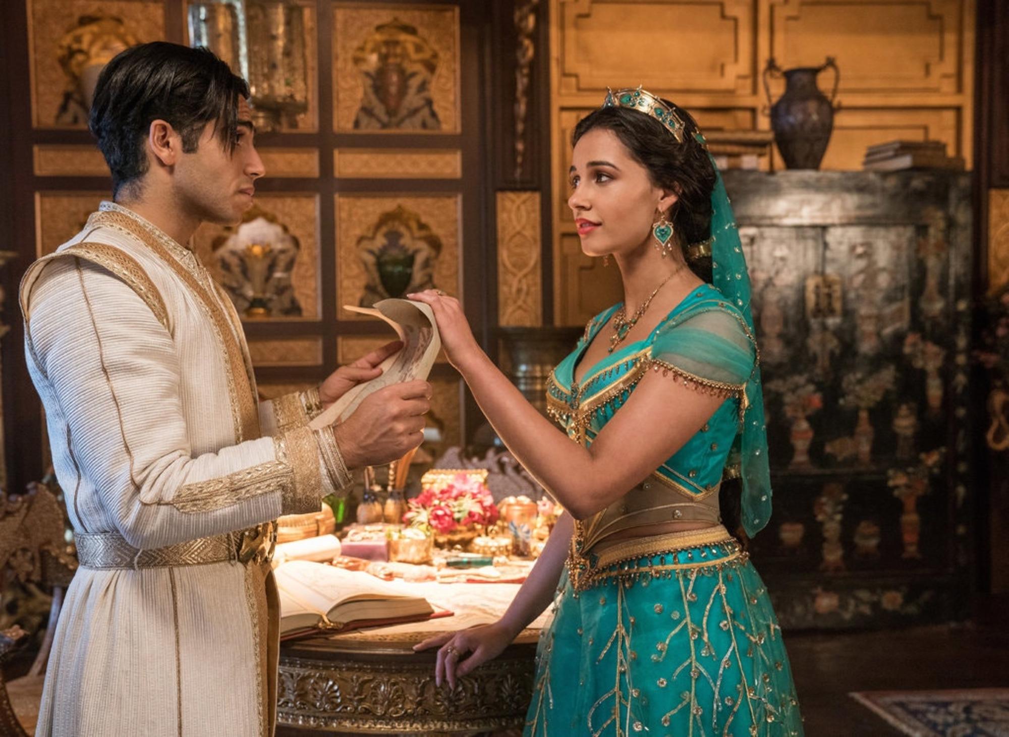 Aladdin (Mena Massoud) y Jazmin (Naomi Scott) en la nueva película de acción real, dirigida por Guy Ritchie.
